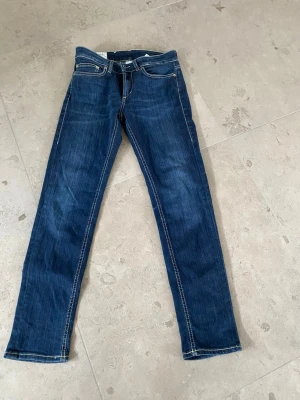 Mörkblå Dondup Jeans - Snygga mörkblå jeans från Dondup. Hör av er ifall ni har frågor och prisförslag 