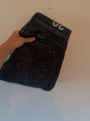 Svarta dondup jeans - Säljer dessa i stort sätt helt nya svarta dondup George i storlek 30 men sitter som 32, behöver du mott så är de bara att skriva. 