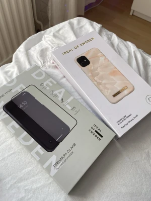 Marmormönstrat mobilskal iPhone 11/XR - Oöppnat. Skärmskydd och mobilskal. Båda för 300 eller 200kr st