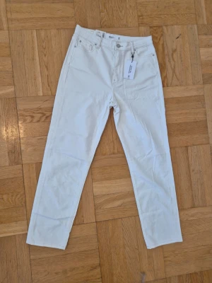 Vita sommarjeans från Cubus - Helt nya Mom fit straight vita jeans från Cubus med prislapp. Storlek M/32.