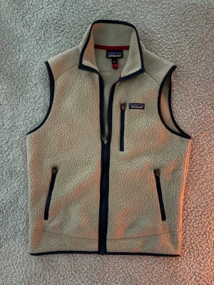 Patagonia väst - Säljer en riktigt snygg patagonia väst🤩🙌🏻 stl S, mycket bra skick 8/10, mycket bra skick👏 kom med bud/frågor vid det minsta📬📩 pris är ej hugget i sten 🪨