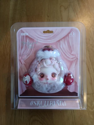 SKULLPANDA Earphone Bag - Moldy Muffin - Söt och unik SKULLPANDA earphone bag från Pop Mart, modell Moldy Muffin, i originalförpackning. Produkten har endast öppnats för att kolla lite på den, därför är den i perfekt skick. Säljer för att den inte motsvarade förväntningarna då mina hörlurar inte fick plats i den. Köpt från Pop Mart's egna hemsida. Kan antingen användas som förvaring för små grejer eller bara en simpel "charm" till väskan !!!! Priset är ej diskuterbart !!!!