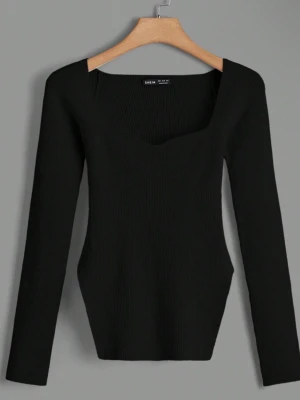 Svart ribbad topp från Shein - Stilren svart ribbad topp från Shein med lång ärm och fyrkantig urringning. Toppen har en figurnära passform och är tillverkad i stretchigt material som sitter snyggt på kroppen. Perfekt att matcha med både jeans och kjol.( använd 2/3 gånger)
