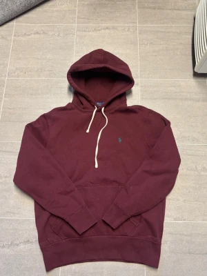 Ralph Lauren hoodie - Säljer en sjukt snygg Ralph Lauren hoodie i en fräsch vinröd färg. Skicket är bra. Storleken är S och sitter perfekt på mig som är 170cm lång. Nypris är ca 2000kr mitt pris 799kr. 