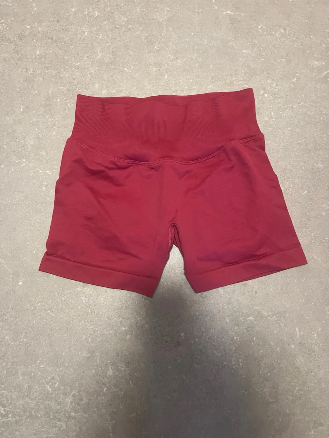 Vinröda seamless shorts från Relode - 1