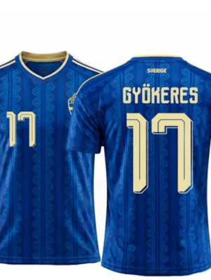 Blå Sverige fotbollströja nr 17 - Snygg blå fotbollströja från Sveriges landslag med gula detaljer och nummer 17 samt namnet Gyökeres på ryggen. Tröjan har korta ärmar, V-ringning och diskret mönster i tyget. Perfekt för match eller träning.