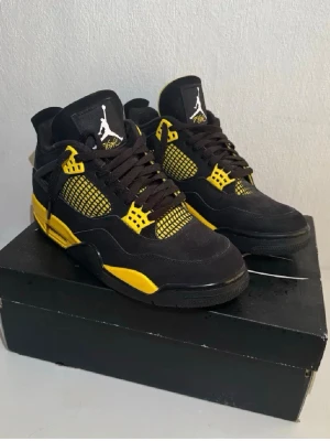 Jordan 4 yellow thunder - Air Jordan 4 Retro “Thunder”, storlek 43 (EU). 100% äkta och endast använda en gång – i nära nyskick. Klassisk svart och gul färgkombination, ikonisk design och bekväm passform. Levereras med originalkartong. Perfekta för samlare eller sneakersfantaster som söker stil och kvalitet. Inga skador, fläckar eller slitage – sulan är ren. Säljes p.g.a. platsbrist. Skickas spårbart eller möts upp. Först till kvarn! Kvitto finns bara att skriva!!