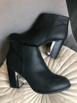 Stövletter - Supersnygga, tyvärr för små för mig Kanon skick, ett par små märken här o där (se bilderna) 🤩 Pris går att diskutera   🤩 Finns möjlighet till bundle köp, kolla in mina andra annonser 🤩