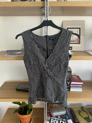 v-ringat linne - gaalet fin, sitter så fint på också! från märket Stockh LM storlek 34 (XS/S)      avant garde chic vintage y2k swag