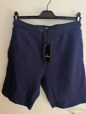 Threadbare Shorts - Marinblåa shorts från Threadbear i storlek M. Helt oanvända med prislappen på.