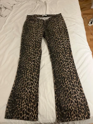 Leopardmönstrade bootcut jeans - Säljer ett par snygga leopardmönstrade jeans med bootcut passform. Jeansen har en beige och svart färgkombination Nytt stick utan prislapp 