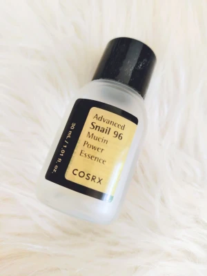 Ny COSRX Advanced Snail 96 Toner - Ny oöppnad 🌸COSRX Advanced Snail 96 Mucin Power Essence. Tonern har en lättflytande konsistens och är känd för att återfukta och stärka huden med snigelsekret. Flaskan rymmer 30 ml och har en stilren, gul etikett.