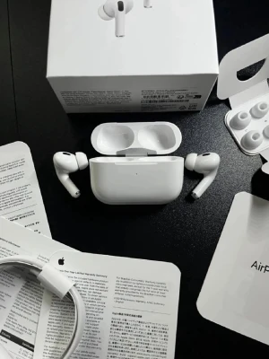 Apple AirPods Pro trådlösa hörlurar - Säljer ett par vita Apple AirPods Pro med laddningsetui. Hörlurarna har en stilren och kompakt design i plast, silikonproppar för bästa passform och brusreducering. Perfekta för musik, samtal och träning. Levereras med extra öronproppar och laddningskabel.