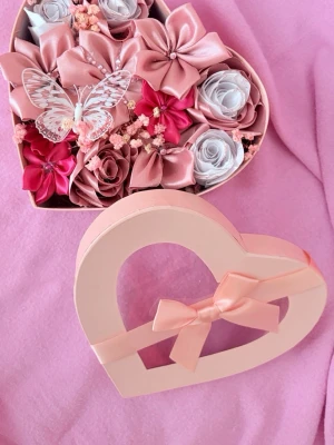 Hjärtformad presentask med handgjorda satinblommor  - Säljer en hjärtformad medelstor presentask i ljusrosa med handgjorda satinblommor .  Perfekt för födepresent 