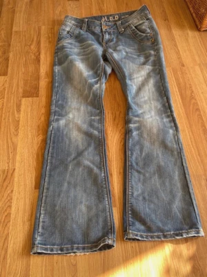 Vintage bootcut jeans - Säljer dessa vintage lågmidjade  bootcut jeansen, de är sparsamt använda och har inga defekter förutom att att de är uppsprätta där nere som ni ser på sissta bilden! Mått: innerbenslängd 81 midjemått 41