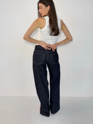 Jeans - Mörkblåa, baggy, low rised jeans från Gina Tricot med bruna sömmar. Modell ”low rised jeans”. Stl 40.