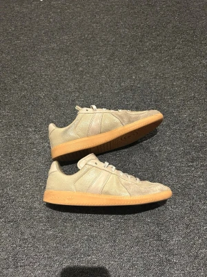 Vintage Adidas BW army gats - Säljer ett par beigea adidas BW army gats med klassisk gummisula och ovandel i mocka och läder. Skorna är väldigt lika maison margiela gats.