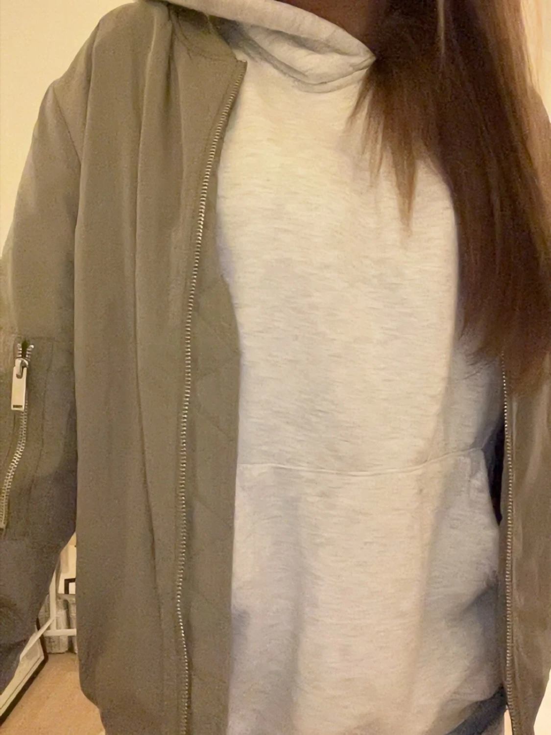 Olivgrön bomberjacka med fickdetaljer - 1