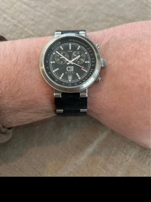 Guess Steel Chronograph 42mm Herrklocka - Säljer en ursnygg herrklocka från Guess i mycket gott skick. Inga repor i glas eller skador utöver armbandet som behöver lagas eller bytas ut. Tror att ett mesharmband i silver hade blivit riktigt snyggt! Den går bra med fungerande batteri och knappar, originalarmband i gummi/stål, datumvisare, vattentät, kronograf osv.  Nypris: 2300 SEK Begagnat pris: 1200 SEK Mitt pris: 398 SEK (pga armbandet)  Skickas spårbart samma dag mot eller hämtas i Glumslöv.  Hör av dig vid frågor och se gärna mina and