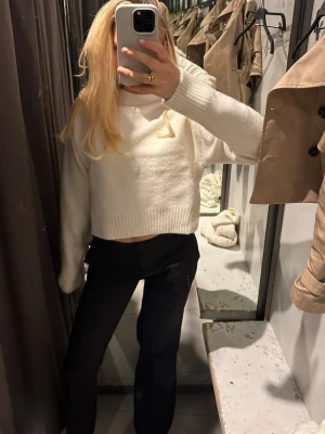 Svarta raka kostymbyxor från Hugo Boss - Säljer ett par svarta kostymbyxor med rak passform och pressveck från Hugo Boss