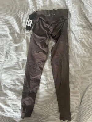 Aura seamless tights RELODE - Säljer pga att jag beställde två stycken å inte lämna tillbaka inom rätt spann. Supersnygga grå ish leggings från Relode med låg midja och stretchigt material. Storlek s/tall helt oanvända.❤️ Perfekta för träning eller chill, med diskret logga i midjan och mjuk känsla. Sitter tight och formar sig efter kroppen. Taggar kvar!