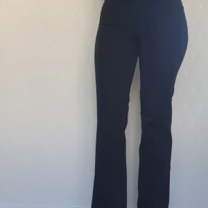 Svarta kostymbyxor i stretchmaterial - Snygga svarta kostymbyxor i stretchmsterial. Byxorna har en slim passform och är perfekta för dig som vill ha en stilren och modern look. Passar till både sneakers och klackar. Liten balficka på höger sida.