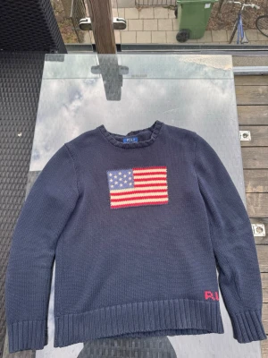 Ralph Lauren tröja - Tja, säljer en fet långärmad tröja från RL med ikoniska Usa trycket. Riktigt bra passform, inga deffekter. Storlek XL barn = S man. 
