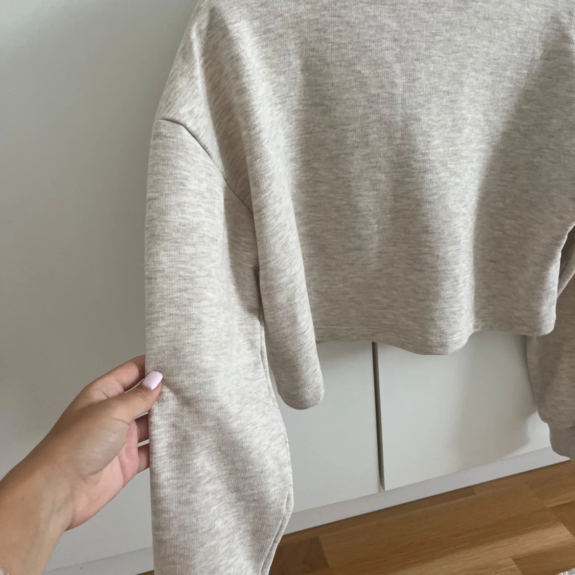 Beige croppad sweatshirt - 1