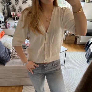 Kofta - Beige kortärmad kofta, pris kan diskuteras!❣️