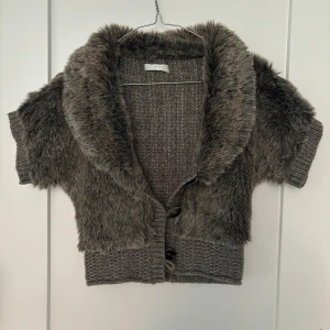 Päls bolero - Superfin stickad bolero med päls detaljer! Sitter jättefint och värmer🫶🏽🫶🏽