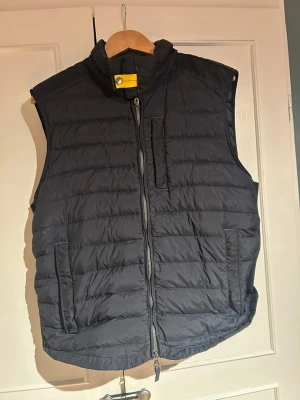 Parajumpers väst - *PRIS EJ HUGGET I STEN* En parajumpers väst av modellen remix i storlek Large, passar även Medium. Väldigt fin väst som är använd sparsamt och är i ett väldigt bra skick. Nypris 3-4000kr. hör av dig vid intresse :) 
