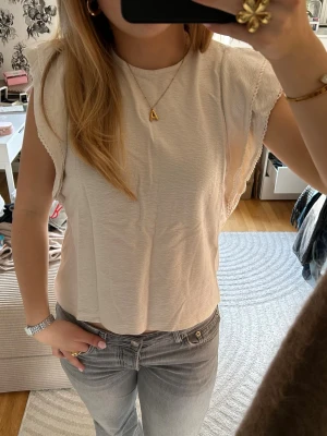 Cremevit tröja - Cremevit tshirt med volanger, pris kan diskuteras!💕