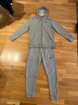 Nike träningset  - Hej! Säljer mina Nike dress som är använda 1-2 ggr max! tröja är strl S men är stor i storleken då jag använder M och den passar mig, byxorna är strl M och dom är normal storlek.  Ny pris: Tröja 819kr/st Byxa 649kr/st