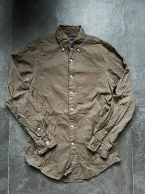 Ralph lauren skjorta  - Tjena, säljer nu denna riktigt snygga och populära Ralph lauren skjortan, den är i fint skick utan några skador, hör av er vid frågor och funderingar🙌🤝 