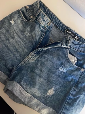 Jeans shorts  - Midrise jeans shorts i blå. Storlek M