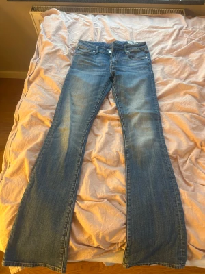 Crocker jeans - Lågmidjade bootcut jeans från crocker, storlek 26/33. Använda men i bra skick. Skriv vid frågor! Pris kan diskuteras 