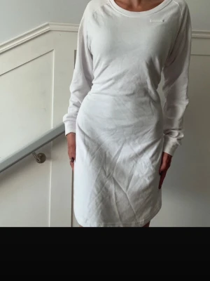 Klänning med knyte  - Klänning i fint skick 