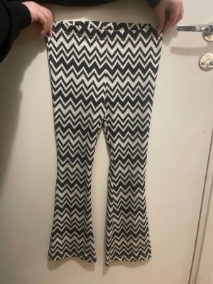 Zigzag-mönstrade leggings från KappAhl - Coola