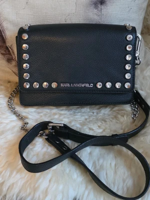 Karl Lagerfeld  - Snygg svart axelväska från Karl Lagerfeld i fint skick. Justerbar axelrem medföljer för extra flexibilitet.