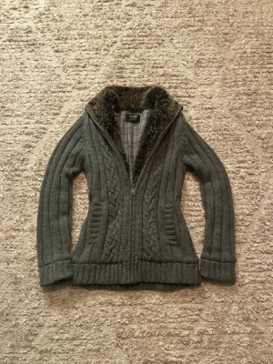 Fodrad cardigan - Hej jag säljer en otroligt bekväm fodrad cardigan ifrån Pull&Bear. Väldigt fin grå aktig färg perfekt för dig som vill ha en varm och bekväm fodrad cardigan med grym passform. Mitt pris endast 499kr. Skick: 9/10 Inga defekter Storlek M längd:65cm bröstvidd:45cm bottenvidd:45cm ärmlängd: 65cm. Skriv gärna om du vill ha fler bilder eller har frågor!
