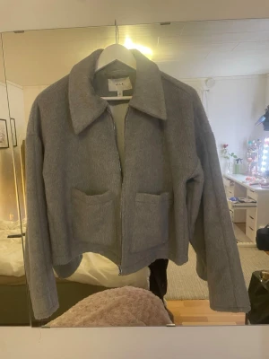Grå fluffig kappa från Vila - Storlek 40 men jag som använder 36 kan ha den, sitter typ som en M 