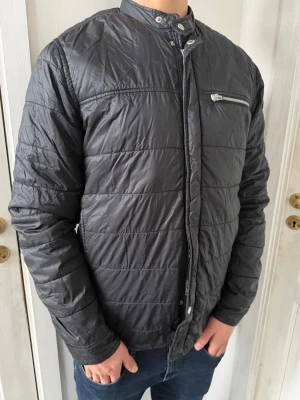 J.Lindeberg Pufferjacket - Hej! Säljer nu denna väldigt snygga pufferjacka från J.Lindeberg. Jackan är väldigt perfekt nu till våren som börjar närma sig och är i fint skick! Storleken är M och ny pris är 4399 kr och säljer den endast för: 1099 kr!