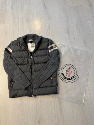 Moncler cardigan - Hej! Säljer en jacka cardigan från moncler. Helt ny oanvänd.✨ skickar inom 24h⚡️📦 frågor?💬