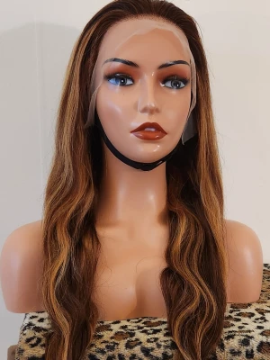 Lång brun peruk med mittbena 100% human hair  - Snygg lång peruk i bruna nyanser med mjuka vågor och mittbena. Håret har naturlig glans och en realistisk hårfäste. Perfekt för att förändra din look snabbt och enkelt. Passar både till vardags och när du vill sticka ut lite extra. 100% human hair 