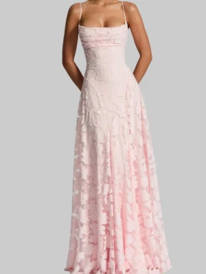 Ljusrosa långklänning med snörning - Säljer denna fina balklänning från LEORA. Köpt till min bal men den var tyvärr inte riktigt min stil. Endast provad, alltså i nyskick. Perfekt till bal eller fest! 💗