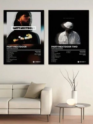 Partynextdoor album affischer - Två stilrena affischer med albumomslag från Partynextdoor och Partynextdoor Two.30X40 i storlek. Ena postern har en mörk bakgrund med suddiga ljus, den andra har en svartvit look med en person i vit jacka och keps. Perfekt som modern väggdekor för musikälskare.