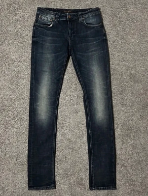 Nudie jeans - Ett par skitsnygga mörkblå Nudie jeans. Storlek 29/32 men sitter mer som 28/31. Pris är diskuterbart och hör av er om frågor. Sitter något mer skinny. Lite slitna här å där men inget man märker.