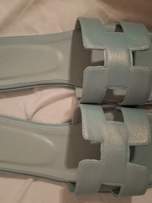 Ljusblå sandaler - Snygga ljusblå sandaler Stilren design och bekväm passform, perfekta för sommaren. Lyxig känsla och klassisk look som lyfter varje outfit.