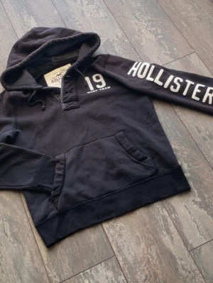 Hollister hoodie - Säljer en riktigt snygg Archive Hollister tröja. Denna är väldigt välkänd och många som söker. Storleken är M. Skicket är 8/10. Priset kommer ligga på 799kr men kan sänkas.