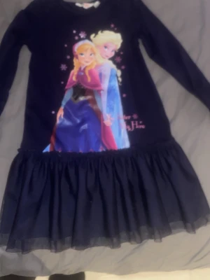 Elsa klänning  - Skicket är väldigt bra lite sliten i armarna